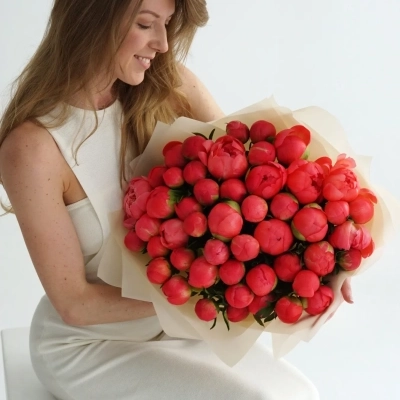 Большой букет из 49 коралловых пионов Coral Chram