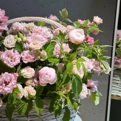Воздушная композиция с эустомой и пионами