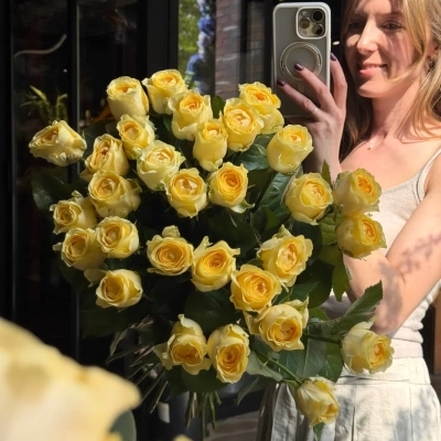 Букет солнечных пионовидных роз сорта Buttercup
