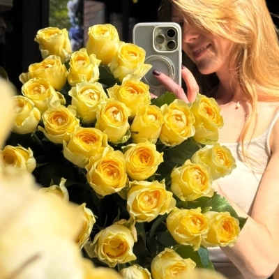 Букет солнечных пионовидных роз сорта Buttercup